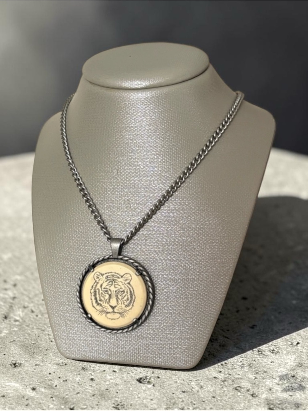 Avon 1979 Bengal Tiger Vintage Necklace